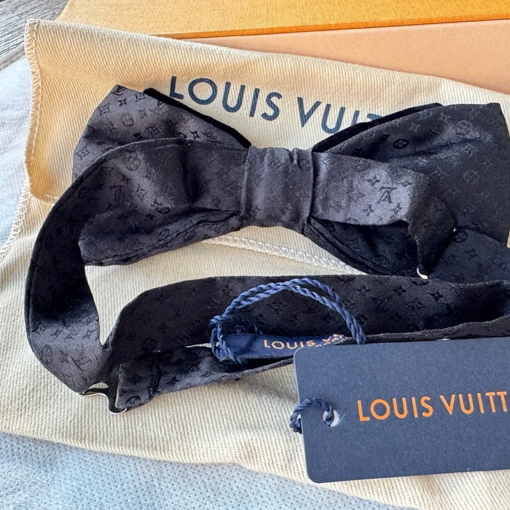 🔥LV VELVET 26’🔥💯🆕 RARE LOUIS VUITTON MONOGRAM BLACK TIE BOW TIE STUNNING - Picture 6 of 16